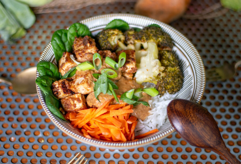So eine Tofu Erdnuss Bowl mit frischem Gemüse ist sehr gesund