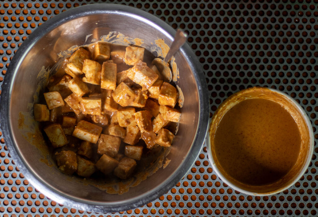 4. die Hälfte der Erdnusssoße mit dem Tofu vermengen.
