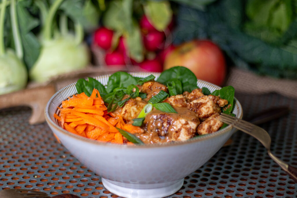 Tofu in Erdnusssoße mit Gemüse auf Reis ist ganz einfach zubereitet