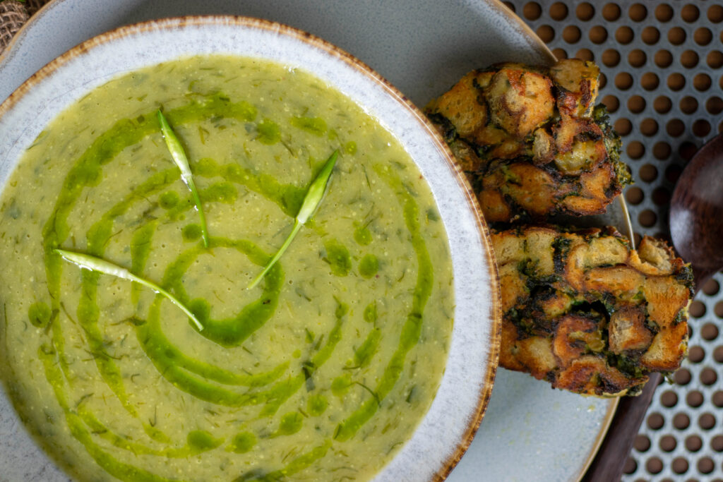 Bärlauch-Kartoffel-Cremesuppe als Vorsuppe mit Bärlauchlaugenknödelkuchen und Bärlauchöl.