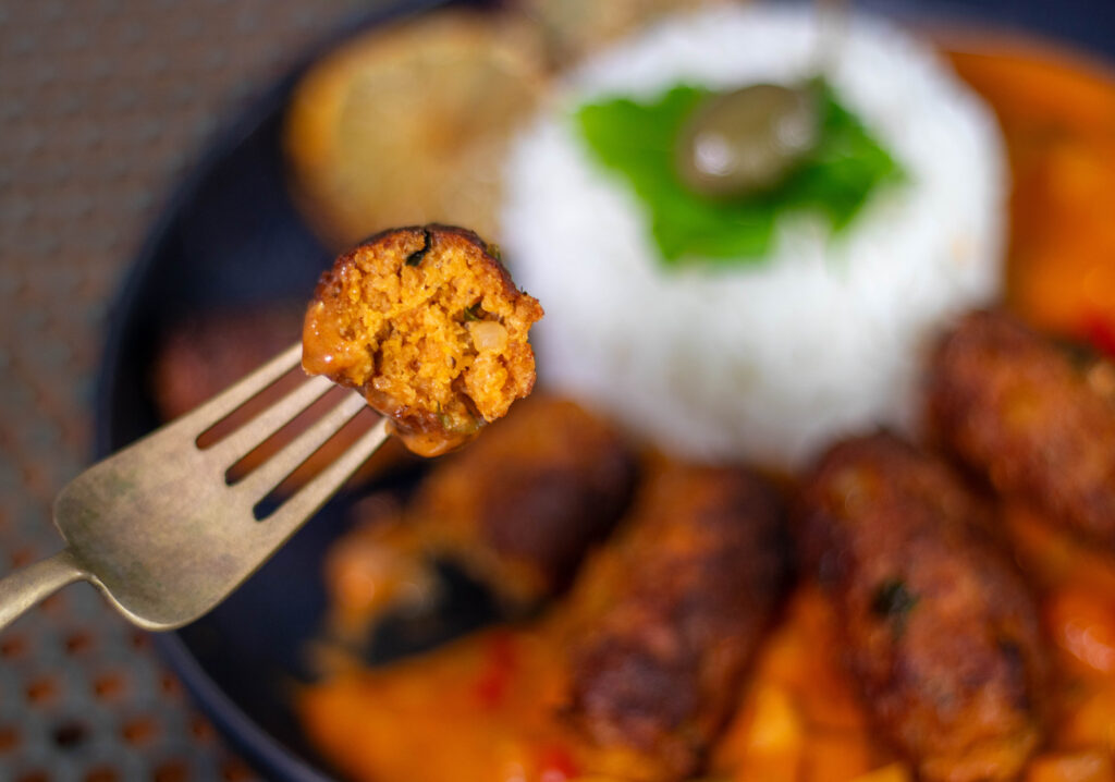 Vegane Cevapčići mit Paprikasauce und Reis