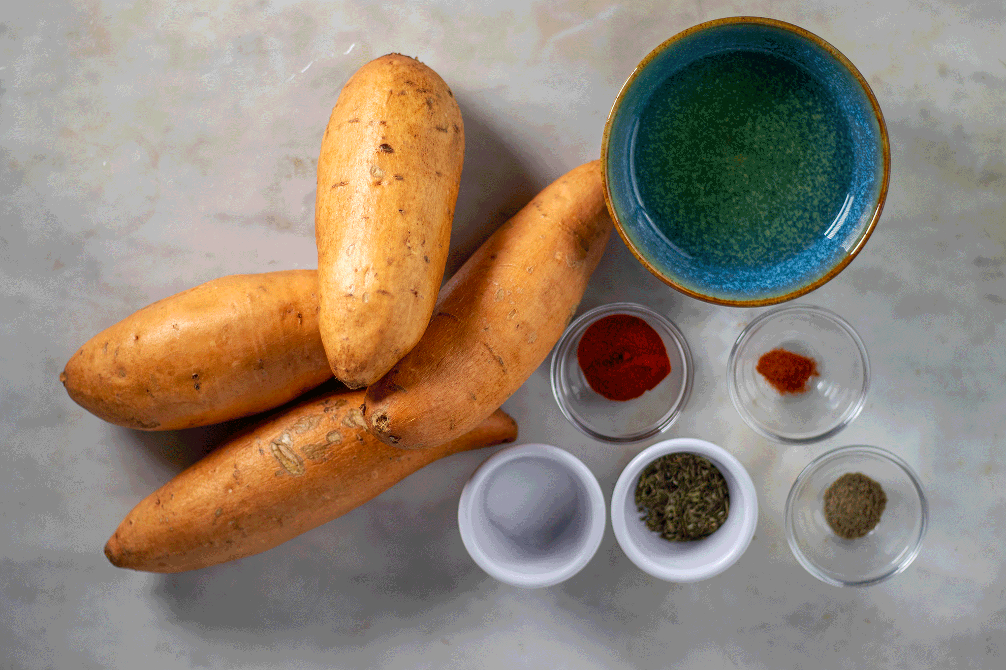 Zubereiten der Marinade für die Wedges.