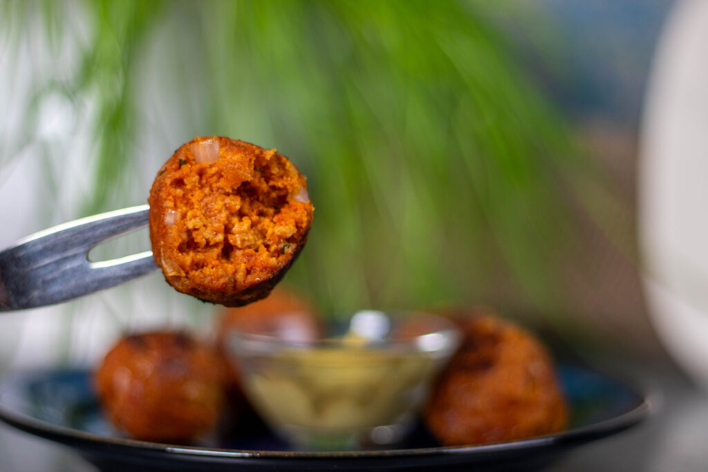 Vegane Mini Frikadellen, rein pflanzliche Hackbällchen, selbstgemacht auf Soja- und Seitanbasis.
