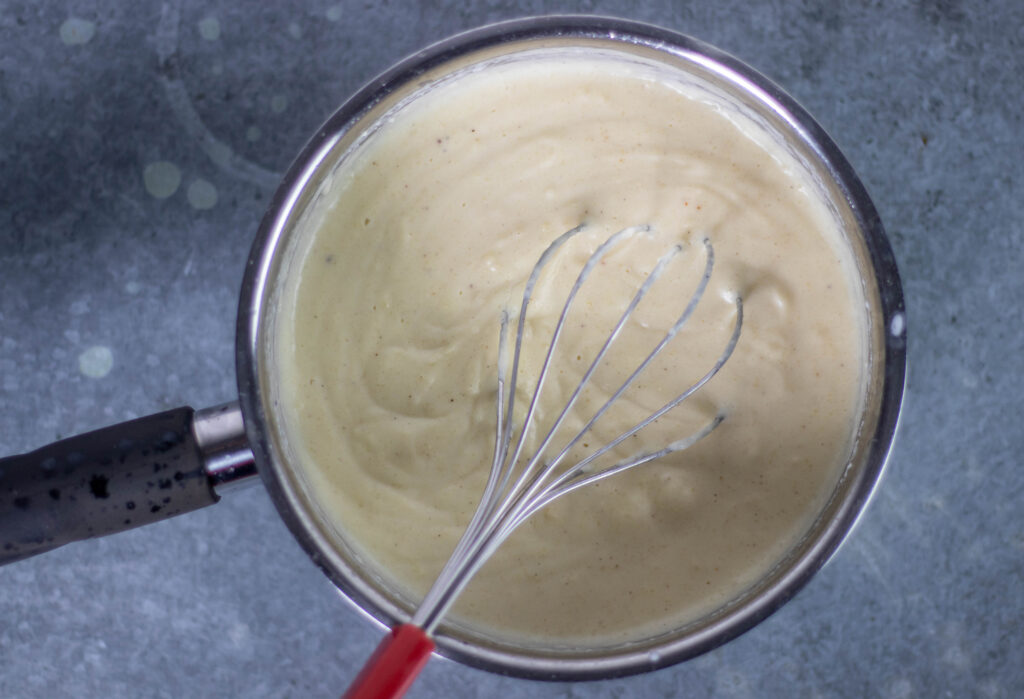 6. Die cremige, vegane Bechamelsauce für die Lasagne.