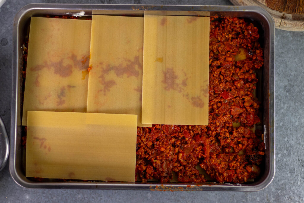8. Die zweite Schicht der Lasagne ist eine vegane Hackschicht.