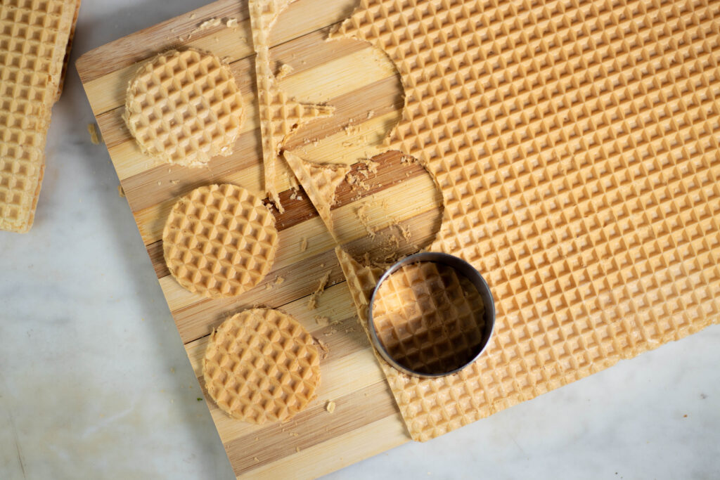 1. Ausstechen der runden Waffelnböden für die Schaumküsse.