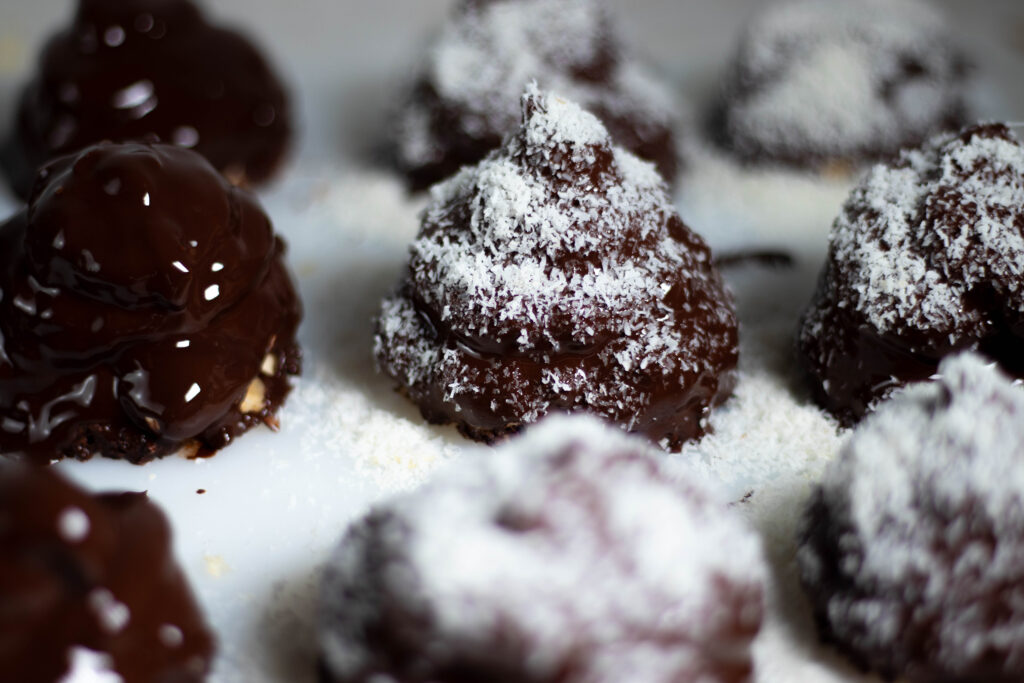 7. Optional kann man jetzt noch Kokosraspeln, bunte Streusel oder Krokant auf die flüssige Schokolade streuen.