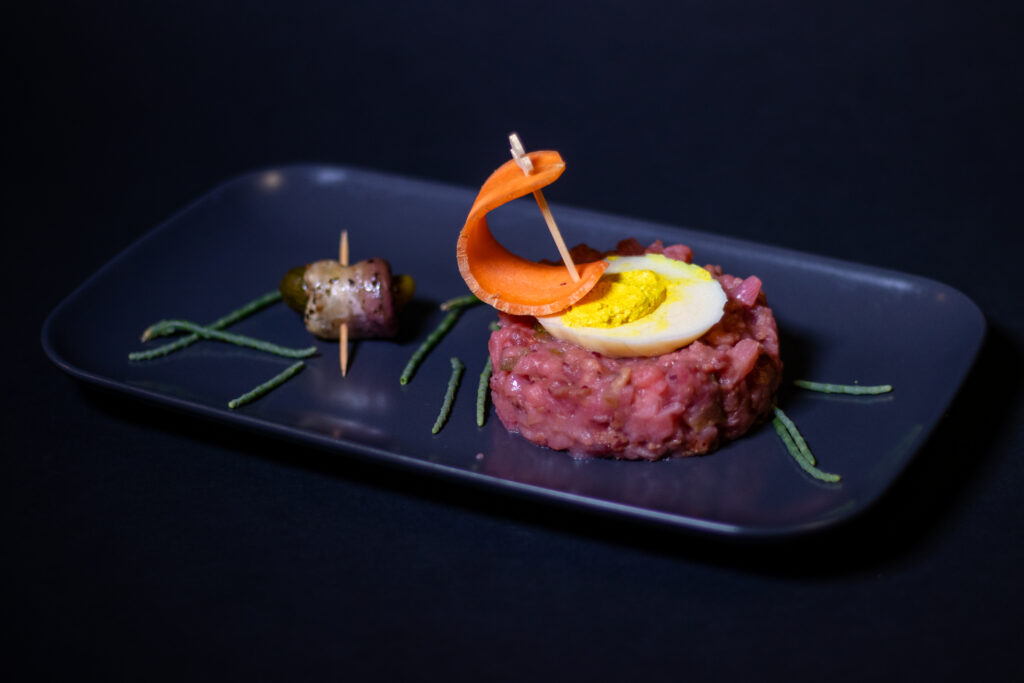 Veganes Labskaus mit veganem halben Ei und Auberginen-Rollmops. Der Vischgang des abendlichen Fünf-Gang-Menüs im April 23.