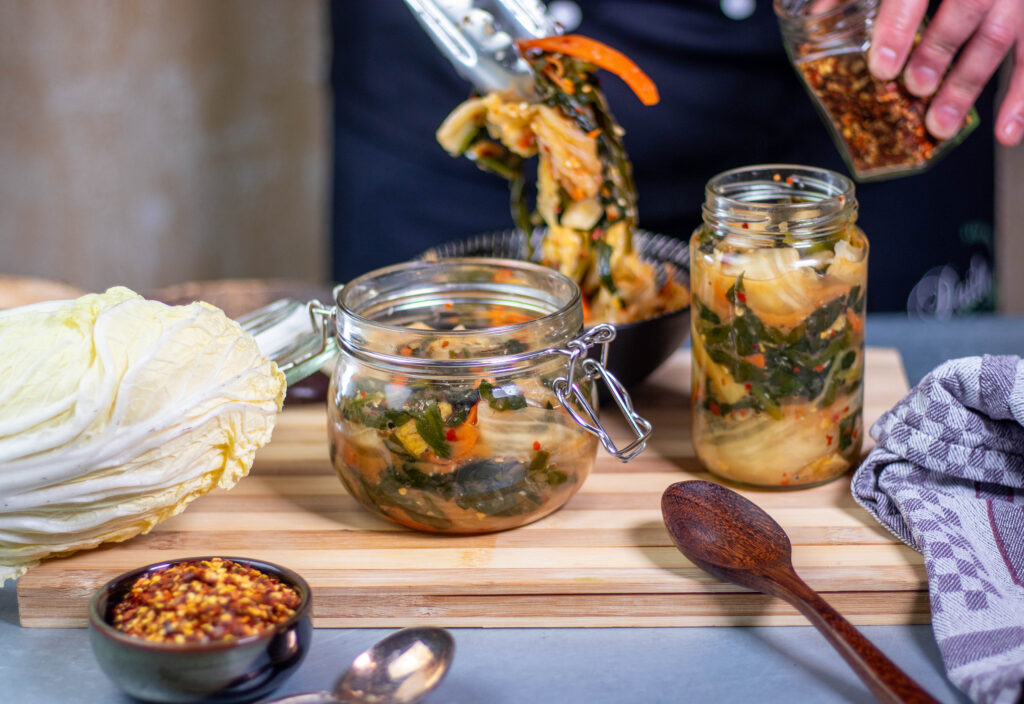 Kimchi ist ein traditionelles koreanisches Gericht, das aus fermentiertem Gemüse hergestellt wird.