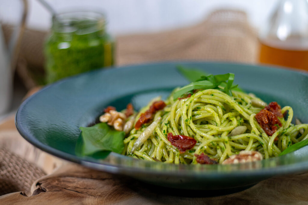 Die Pesto-Zubereitung ist sehr einfach, denn sie erfordert nur wenige Zutaten und ist in wenigen Minuten erledigt.