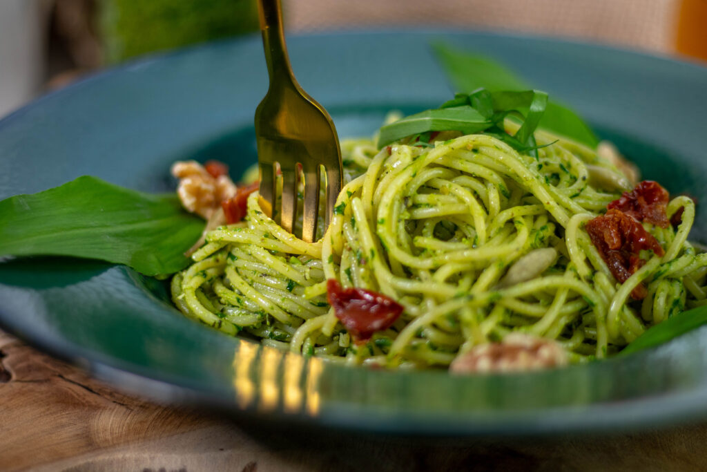 Die frischen Aromen von Bärlauch, Walnuss und Kürbiskernen machen mein Bärlauch-Walnuss-Pesto zu einer köstlichen Ergänzung vieler Gerichte.