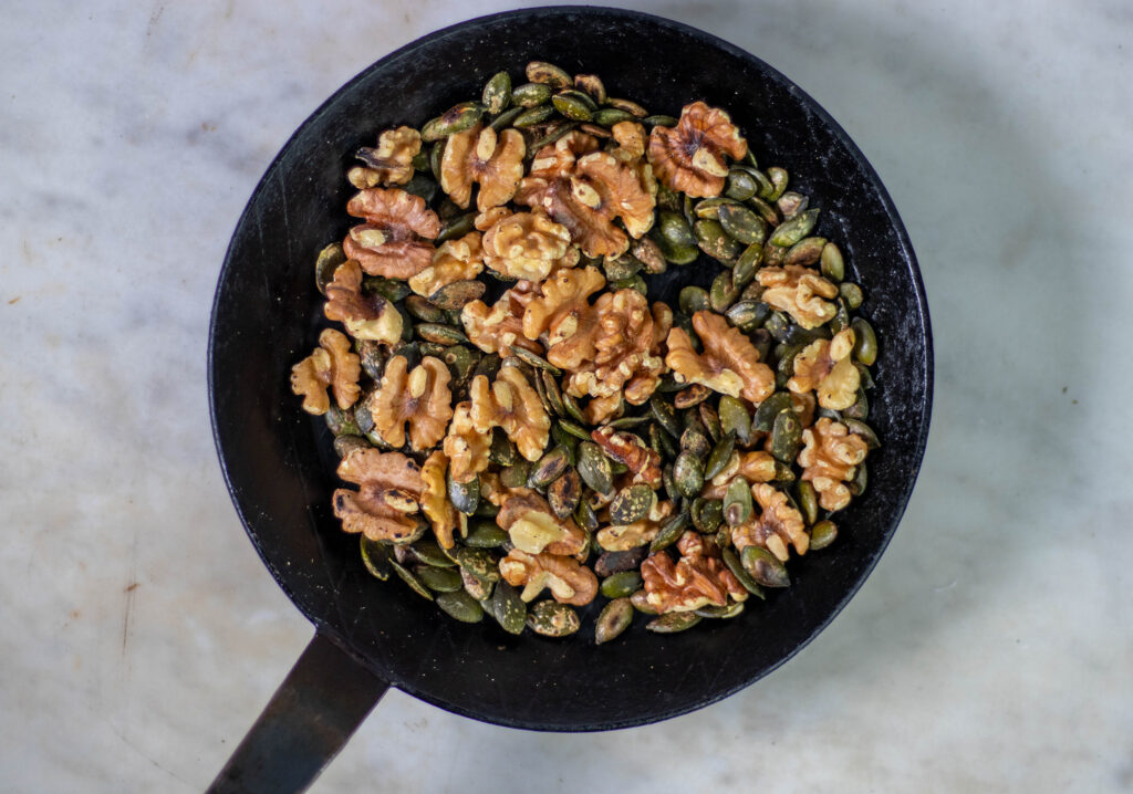 2. Die Walnüsse und die Kürbiskerne werden geröstet. Anschließend werden alle Pesto-Zutaten nur noch miteinander püriert.