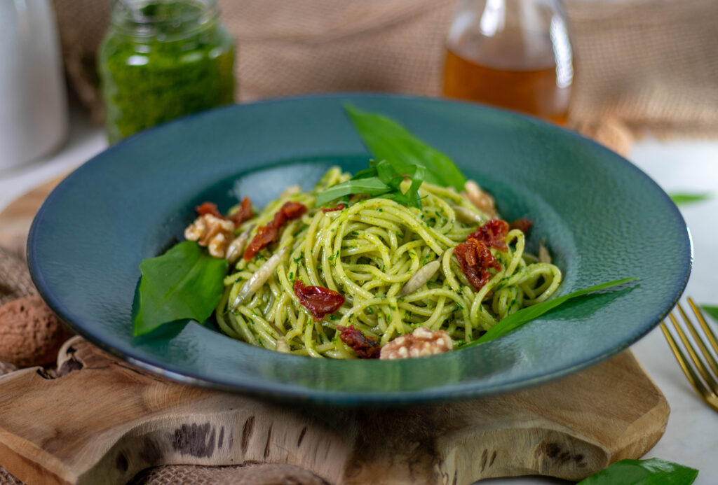 Bärlauch-Walnuss-Pesto ist klimafreundlich, vegan und ausschließlich aus regionalen Zutaten