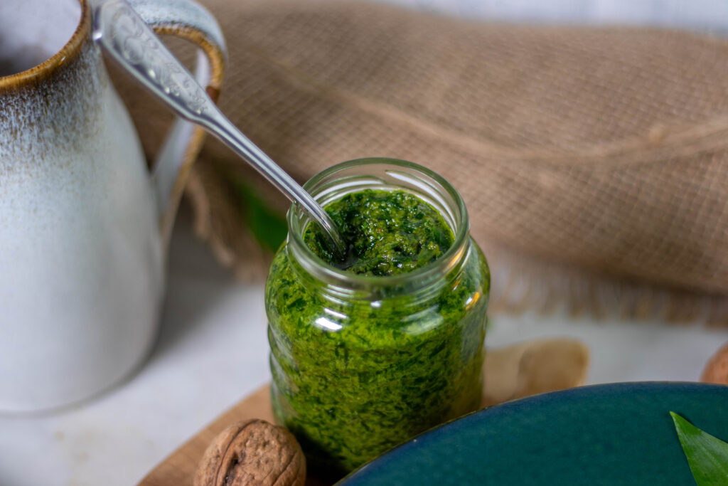 Bärlauch-Walnuss-Pesto ist in wenigen Minuten zubereitet