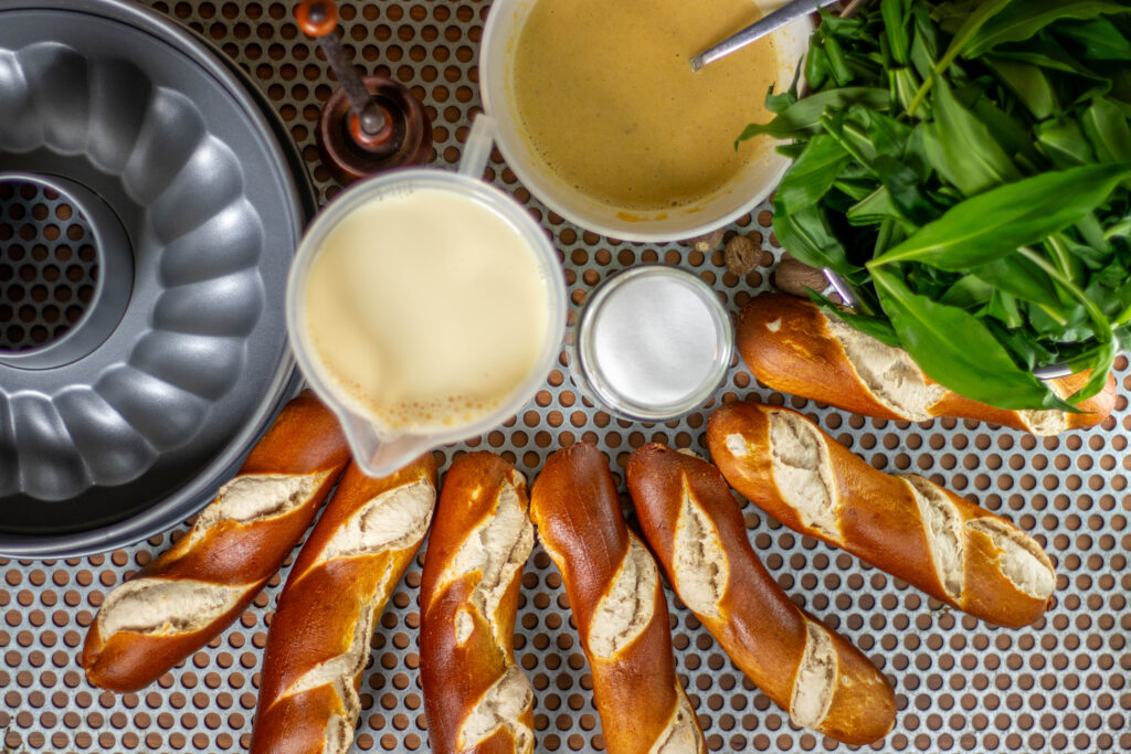 1. Alle Zutaten für den Bärlauchlaugenknödelkuchen