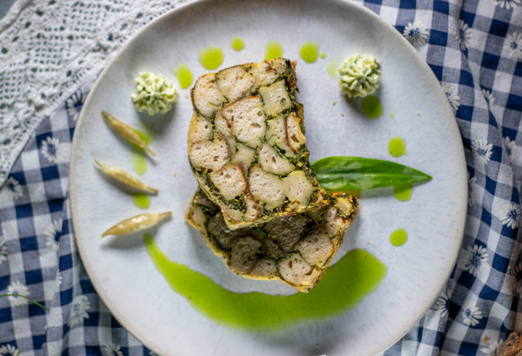 Als Snack zwischendurch mit Bärlauchbutter und etwas Bärlauchöl dazu.