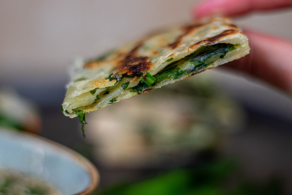 Chinesische Pfannkuchen mit Lauchzwiebeln oder Bärlauch