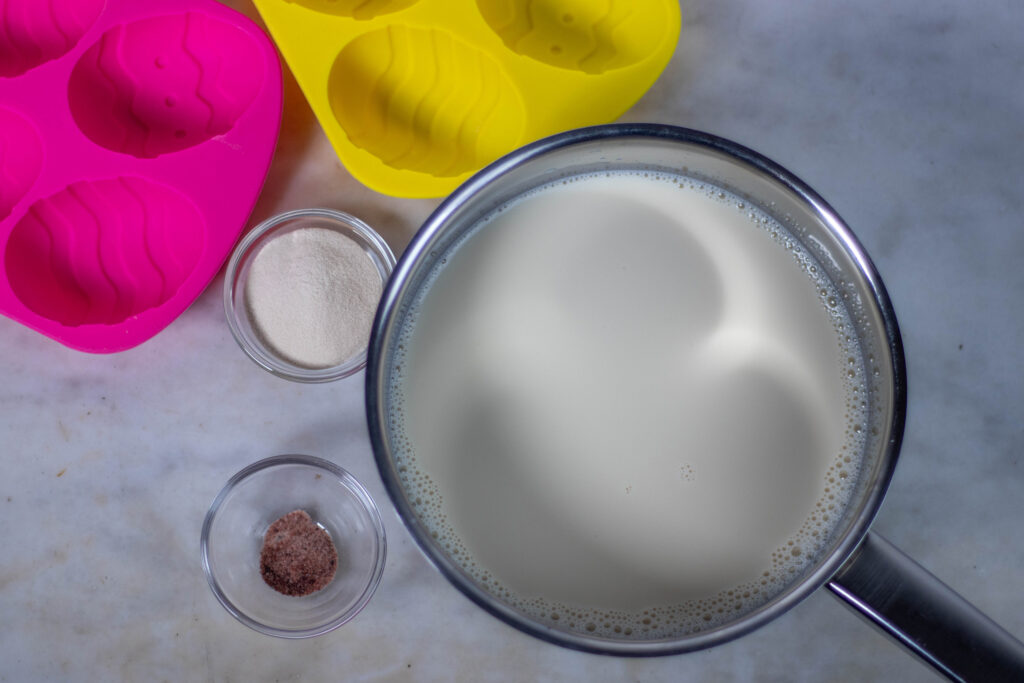 1. Vegane harte Eier: die Zutaten für das Eiweiß. Diese werden verrührt und augekocht.