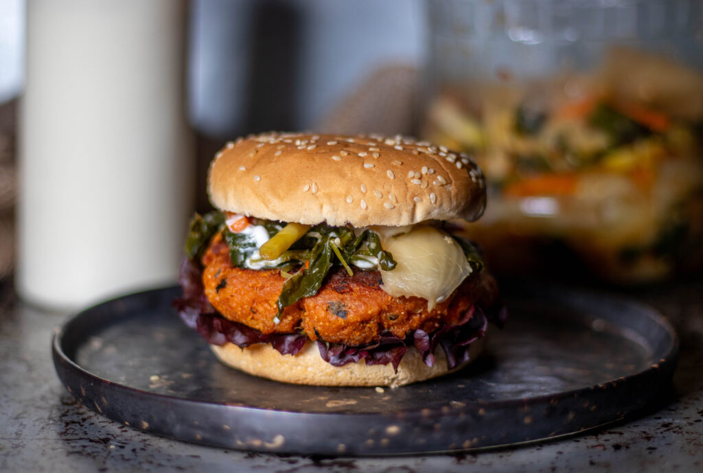Koreanischer Burger mit Kimchi