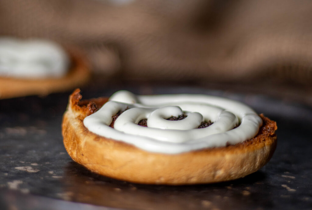 8. Vegane Mayo wird oben und unten auf das geröstete Burgerbrötchen aufgetragen.