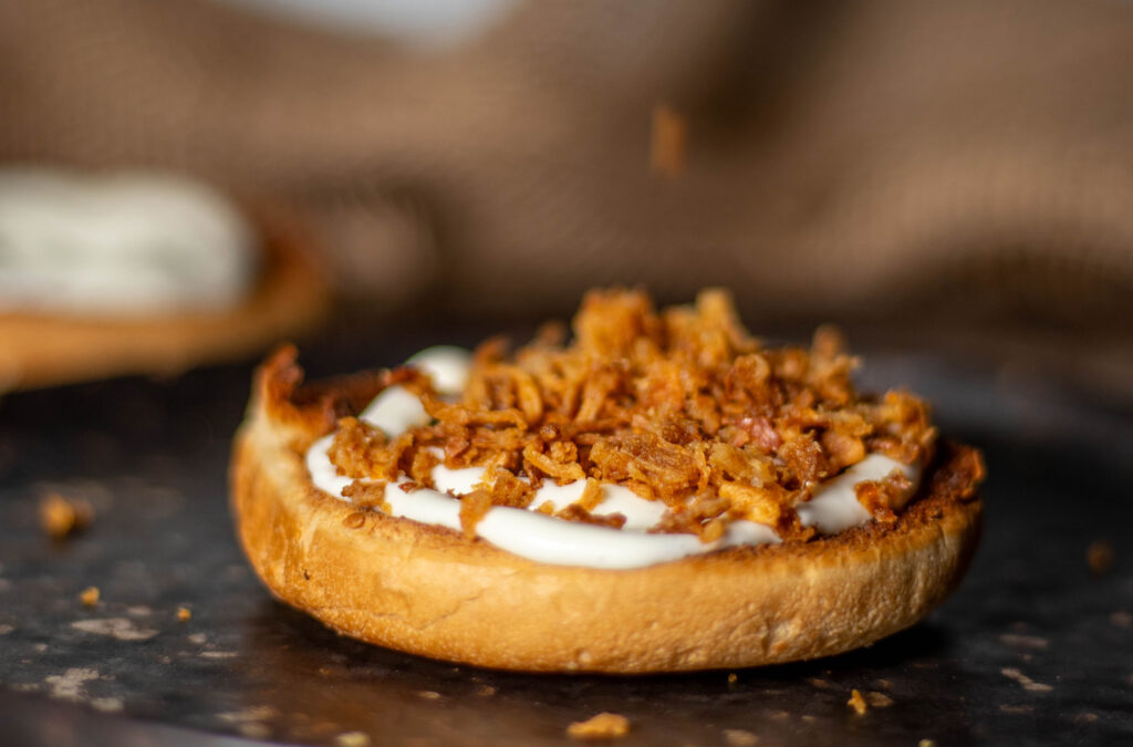 9. Röstzwiebeln kommen direkt auf die Mayonnaise.