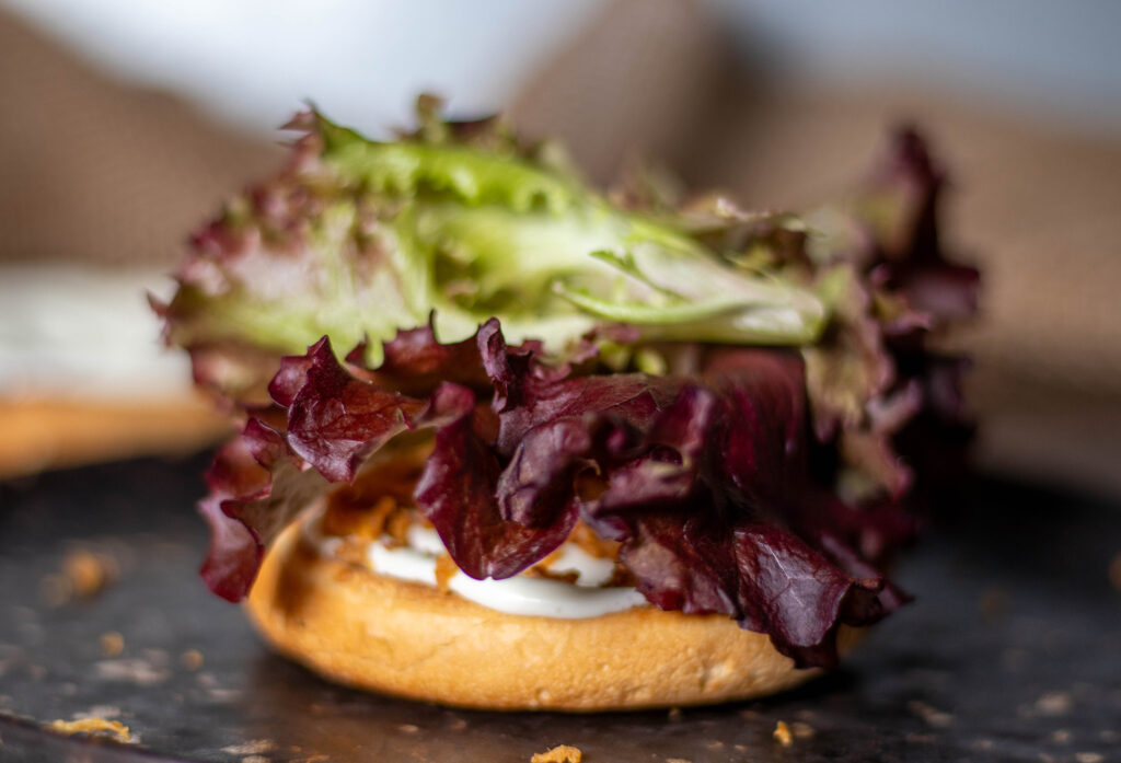 10. Nun wird das Burger-Bun mit knackigem Salat belegt.