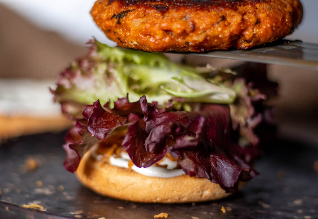 11. Darauf kommt der heiße, gebratene Kimchi-Patty.