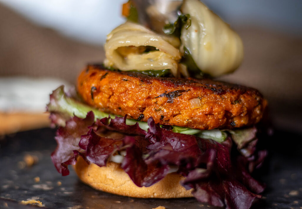 12. Auf den Kimchi-Patty für den Kimchi-Burger kommt etwas Kimchi für den richtigen Kimchi-Kick.