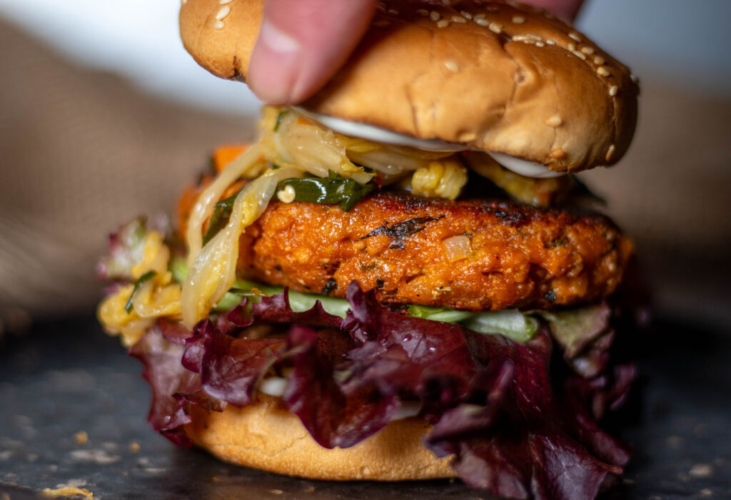 13. Nun wird der Kimchi-Burger zugeklappt und sofort verspeist.
