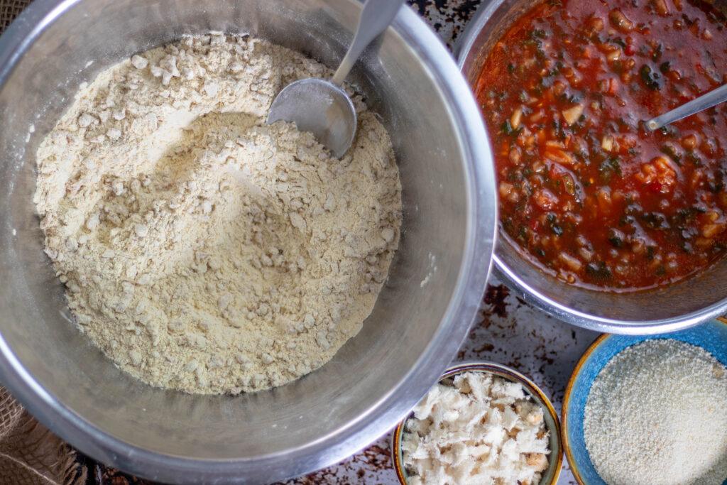 3. Das Sojagranualt wird unter das Seitan-Fix-Gemisch gehoben.