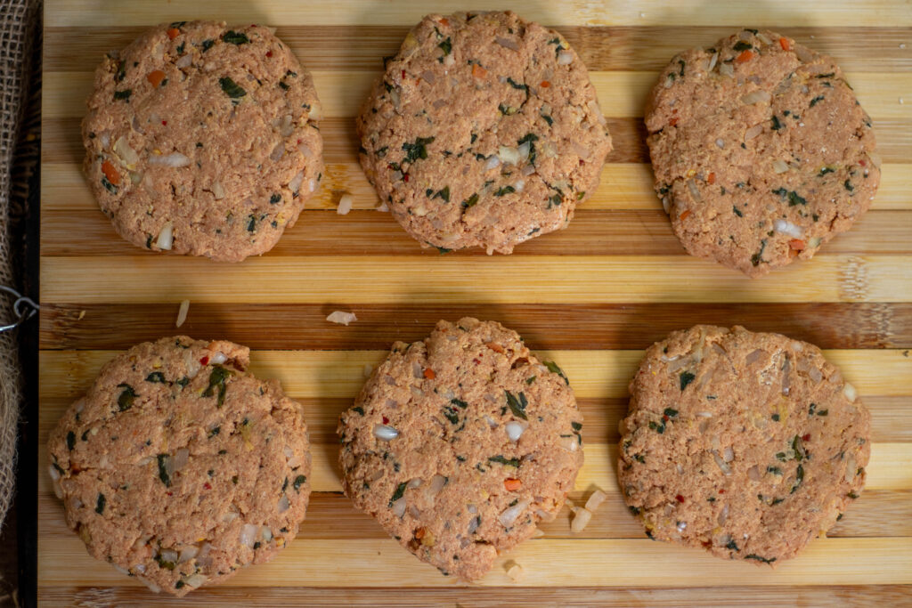 7. Formen von 6 Kimchi-Burger-Patties.