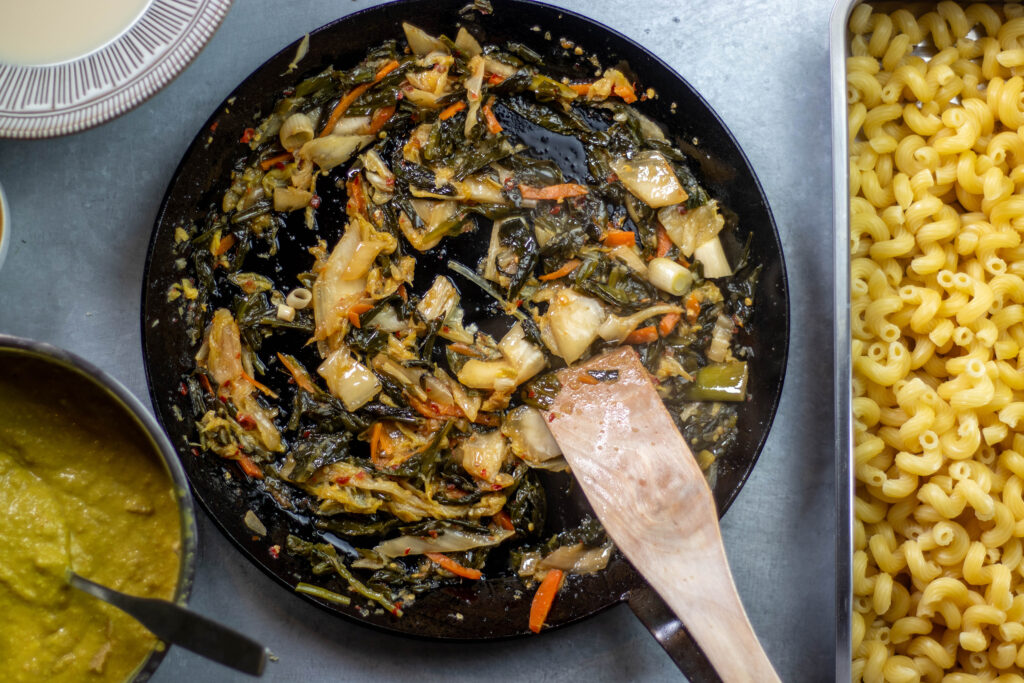 2. Das Kimchi wird angebraten.