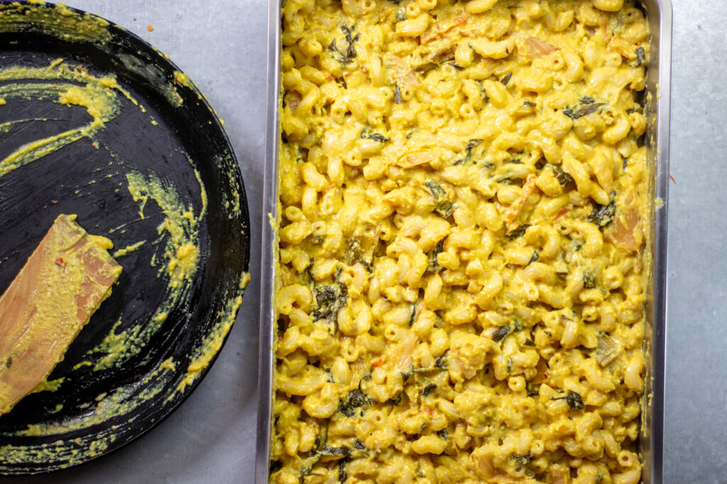 5. Zum Schluss wird die Pasta mit der Kimchi-Käsesauce vermengt und die Mac'n'Cheese kommen für 20 Minuten in den Ofen.