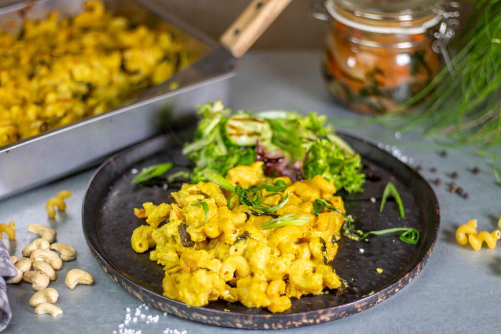 Meine vegane Käsesauce steckt voller intesivem Aroma, ist wunderbar käsig, cremig und lecker und der beste vegane Käseersatz für Mac'n'Cheese.