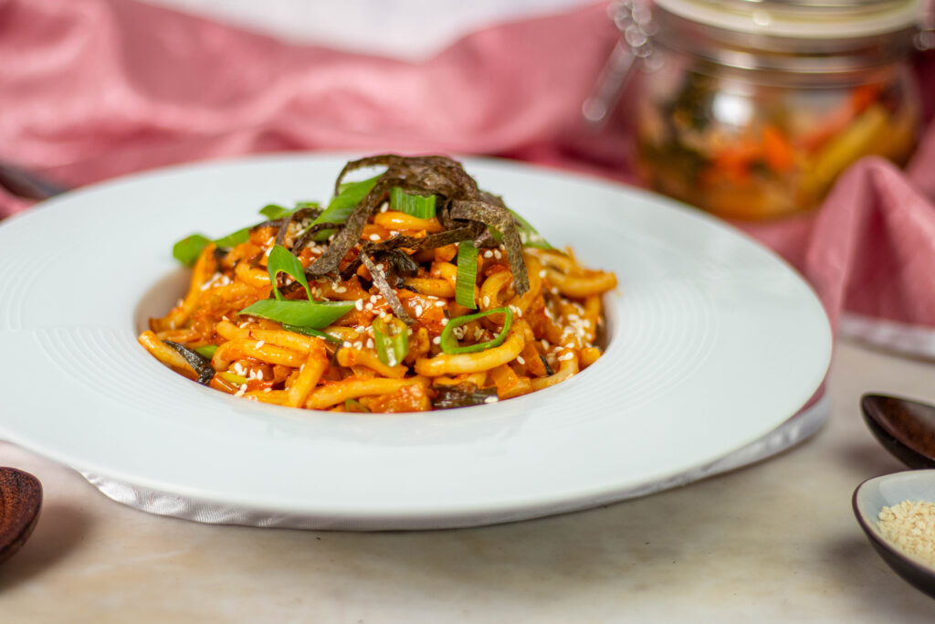 Kimchi Udon mit Gochujang, Seitan und Lauchzwiebeln