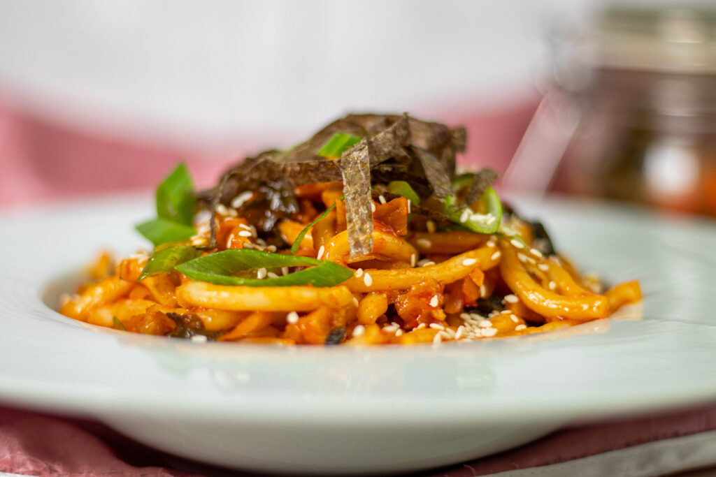 Kimchi Udon mit Gochujang, Seitan und Lauchzwiebeln