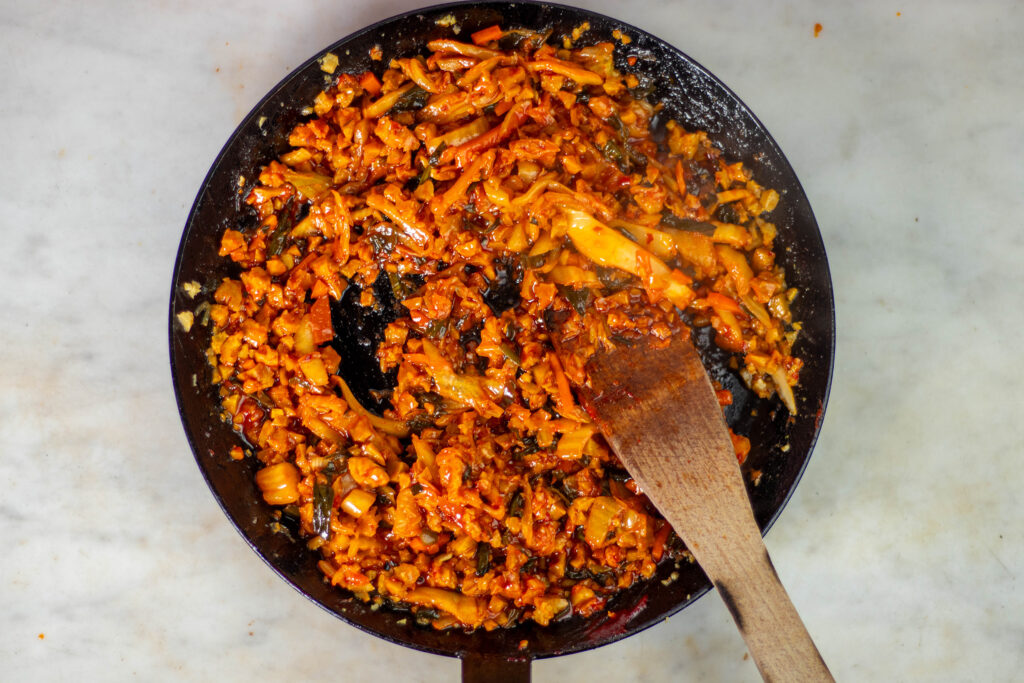 3. Seitan, Gochujang und Kimchi angebraten in der Pfanne.