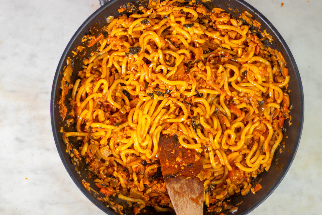 5. Kimchi-Udon-Nudeln mit Seitan und Lauchzwiebeln fertig zum Servieren.