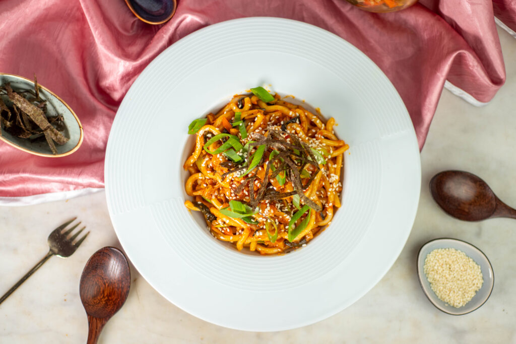 Kimchi Udon ist ein schmackhaftes. wärmendes, befriedigendes und herzhaftes Gericht aus der koreanischen und japanischen Küche.