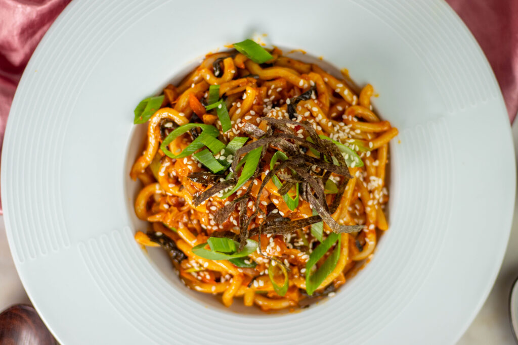 Asiatische Bratnudeln mit selbst fermentiertem Kimchi