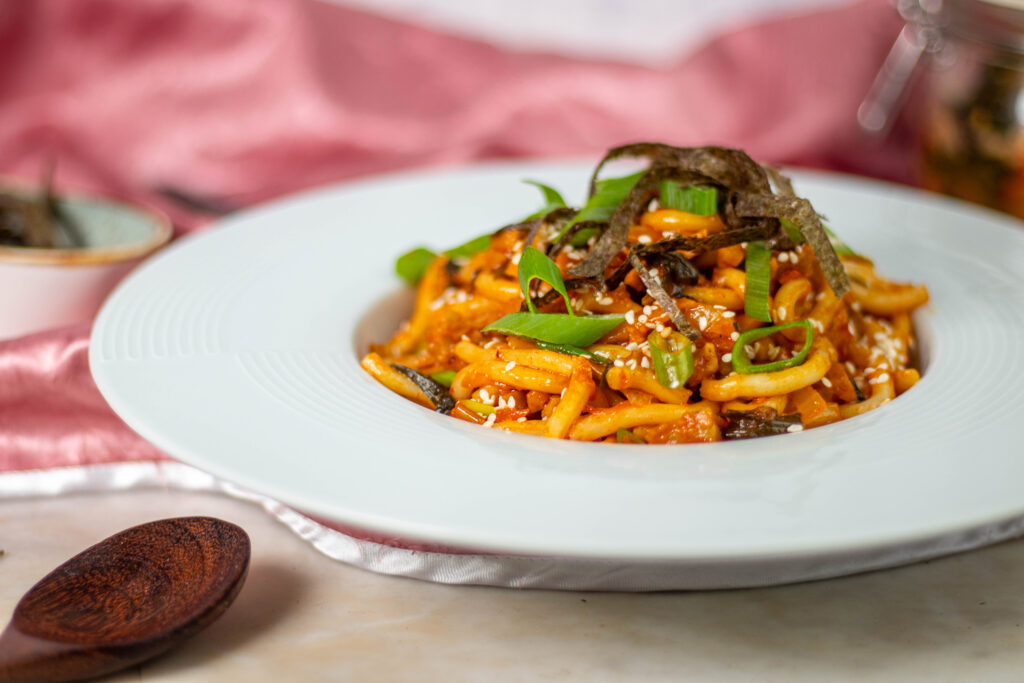Veganes Kimchi Udon mit selbstgemachtem Seitan