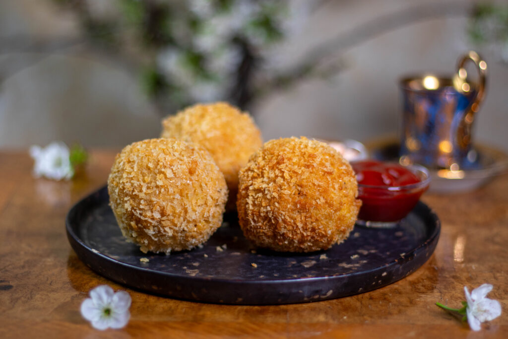 Vegane Makkaroni und Käse Bällchen - einfach das kugeligste Lieblingsessen