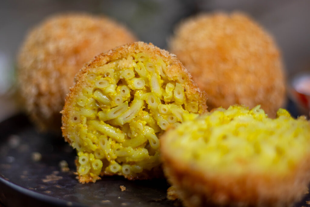 Frittierte Mac'n'Cheese Balls: perfekt für Partys, Filmabende oder einfach nur als köstlicher Snack zwischendurch für Kinder und Erwachsene gleichermaßen.