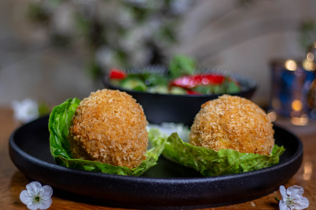 Mac'n'Cheese Bites, frittierte Makkaroni und Käse Bällchen, vegan