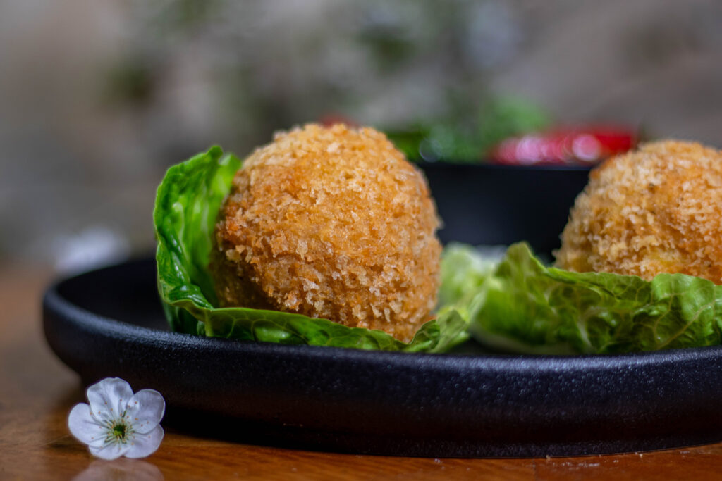 Mac'n'Cheese Bites Rezept in knuspriger veganer Panade