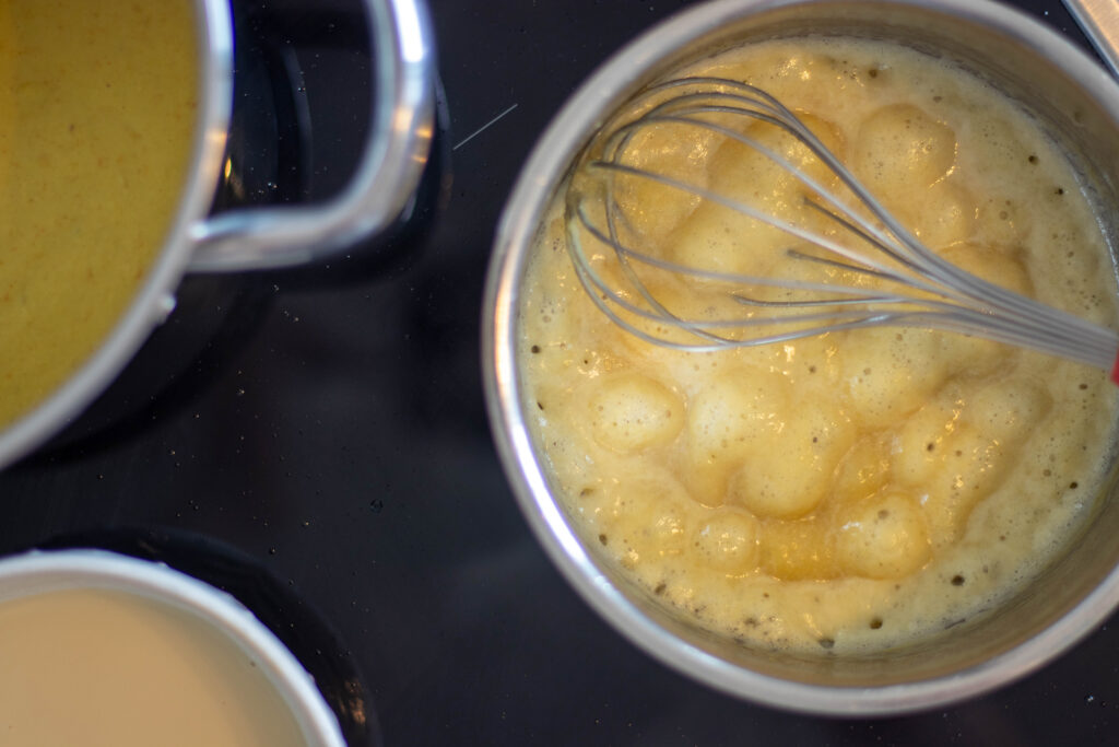2. In eine gute Mac'n'Cheese Sauce gehört etwas Bechamel. Hier bereite ich die Mehlschwitze dafür zu.