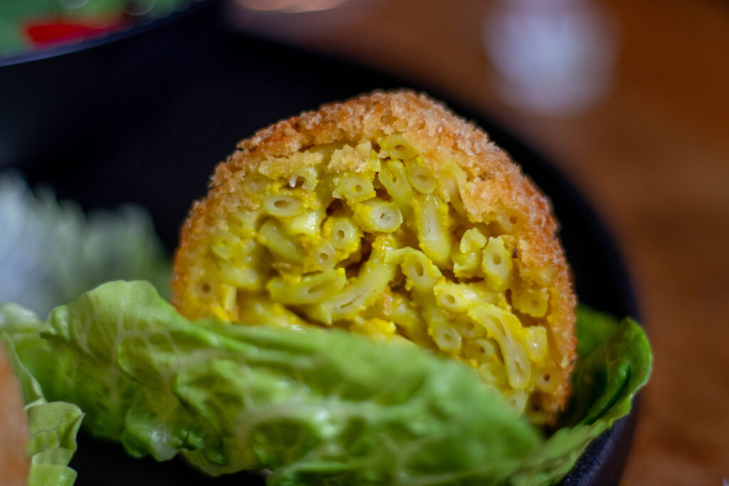Mac'n'Cheese Bites oder auch Fried Mac'n'Cheese Balls sind köstliche, panierte und dann frittierte Bällchen, die mit Maccaroni and Cheese gefüllt sind