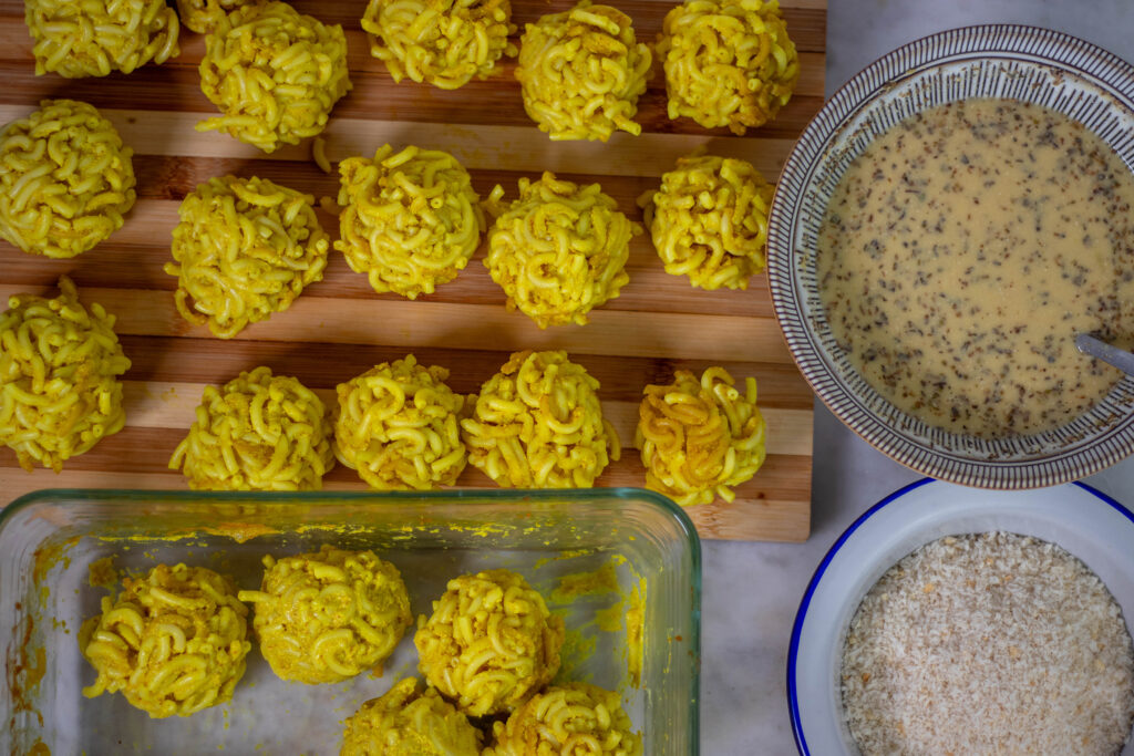 7. Die Mac'nCheese werden mit den Händen zu Kugeln gedreht und gepresst. Die Kugeln müssen sehr fest sein.