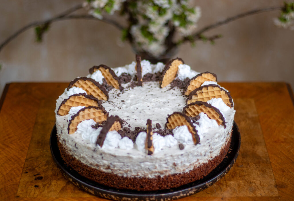 Meine vegane Schokokusstorte, auch Schaumkusstorte genannt, ist eine köstliche und dekadente Torte