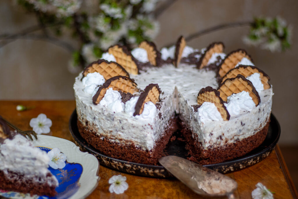 Meine vegane Schaummasse ist absolut authentisch und dadurch gibt es jetzt auch endlich ein veganes Rezept für eine richtige Schkokusstorte!